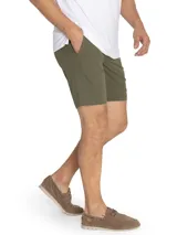 Short de hombre color verde oliva, de corte recto y largo a la rodilla. Confeccionado en tejido liviano de secado rápido con protección UV 50+.