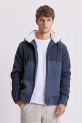 Campera de punto azul con capucha y forro de corderito, cierre frontal y bolsillos laterales.