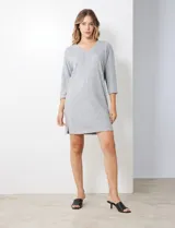 Vestido corto gris melange de tejido soft, con escote en V y mangas 3/4 japonesas en tejido rib.