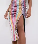 Pollera midi de cintura alta con elástico y lettering 'Know Your Worth', con tajo lateral y diseño rayado de lentejuelas multicolores.