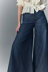 Jean oxford de tiro alto y pata ultra ancha confeccionado en denim confort con lavado azul oscuro. Presenta bordado de alas en los bolsillos traseros y forrería estampada con el logo de la marca.
