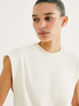 Musculosa azul marino de tejido de punto con cuello redondo y sisas amplias. Diseño minimalista y corte recto.