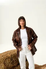 Blazer de cuero vacuno color cognac con cuello de gamuza color chocolate, corte clásico y solapas con muesca.