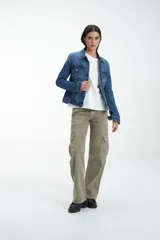 Campera de jean azul con bolsillos frontales y cierre de botones.
