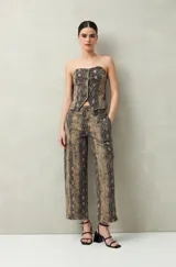 Pantalón de mujer con estampado animal print, de tiro medio, corte amplio y fit barrel.
