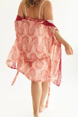 Bata de dormir confeccionada en seda fría con puntilla elástica y lazo, disponible en dos opciones de estampado.