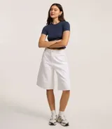 Remera ajustada de manga corta, color azul marino, con cuello redondo ribeteado en blanco.