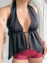 Top negro con escote halter y espalda descubierta.