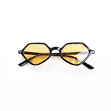 Lentes de sol con marco geométrico color miel y lentes marrones degradé.