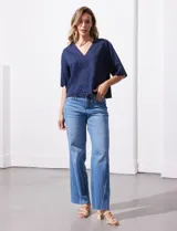 Blusa marrón de lyocell con escote en V y mangas cortas.