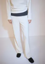 Pantalón de pana color blanco, de corte recto y tiro alto, con cintura elástica.