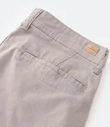 Pantalón masculino de corte slim, confeccionado en tejido de sarga color negro. Cuenta con bolsillos laterales y traseros, cierre con botón y cremallera, y trabillas en la cintura.