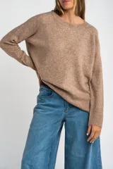 Sweater color marrón claro de tejido de punto, con cuello redondo y mangas largas.