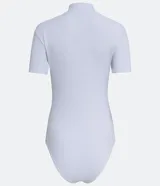 Body blanco acanalado de viscosa con cuello alto y manga corta.