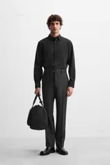 Camisa de vestir verde oscuro, corte slim fit, con cuello italiano, mangas largas con puños abotonados y cierre frontal con botones.