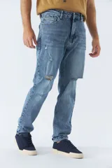 Pantalón de jean negro de corte slim cropped, con bolsillos y presillas para cinturón.