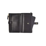 Cartera de pulsera Marc Jacobs negra de cuero suave, con cierre de cremallera y logo dorado en el frente. Cuenta con compartimentos para efectivo, ranuras para tarjetas, bolsillos abiertos, monedero exterior y correa de muñeca extraíble.