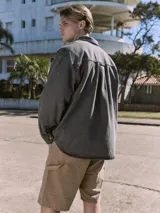 Short de jean color marrón claro, corte holgado, con bolsillos laterales y traseros.