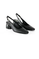 Zapato de tacón bajo color negro con textura tipo piel de serpiente, talón descubierto y tira trasera con hebilla dorada.