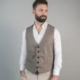 Chaleco de vestir marrón claro con textura de espiga, cuello en V, cierre frontal con botones y bolsillos ribeteados.
