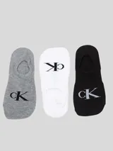 Pack de tres pares de medias invisibles (tipo soquete o calcetines cortos) de Calvin Klein. Incluye un par gris melange, un par blanco y un par negro, todos con el logo 'CK' estampado en contraste.