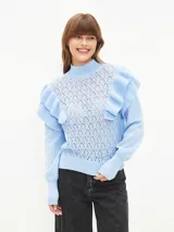Sweater celeste de punto con cuello alto y volados en los hombros.
