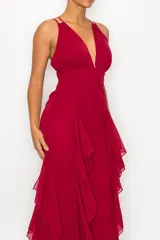 Vestido largo de fiesta color rojo con escote en V, breteles finos y falda con volados en cascada.