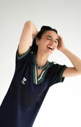 Remerón tejido color marrón con calados y cuello estilo camisa.