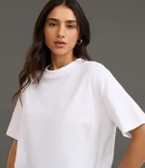 Remera blanca de algodón, corte oversized, con cuello redondo y manga corta.