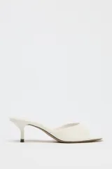Sandalia tipo mule de charol color blanco, con tira delantera y tacón fino medio.