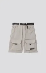 Bermuda color beige con bolsillos delanteros con fuelle, cintura con elástico y cordón de ajuste.