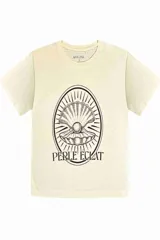 Remera amarilla pastel de algodón con cuello redondo y mangas cortas. Estampado frontal con una ostra y una perla, y la leyenda "Perle Eclat".