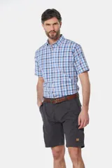 Bermuda cargo color gris oscuro, con bolsillos laterales y traseros con solapa. Incluye cinturón de cuero marrón.