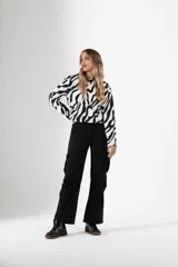 Pantalón cargo deportivo de ajuste cómodo, con bolsillos y diseño urbano.
