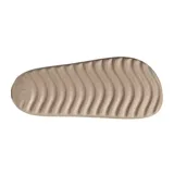 Sandalias tipo ojotas Adidas Adilette, color beige con logo Adidas en relieve en la tira superior.