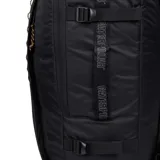 Mochila negra de poliéster ripstop con correas ajustables para los hombros con malla transpirable, asas laterales de tela, asa de tela, bolsillo frontal con cremallera, correa ajustable para el pecho, compartimento principal trasero con bolsillo acolchado para un ordenador portátil, correas de compresión en los laterales, detalles de cordones y logotipo reflectante estampado.