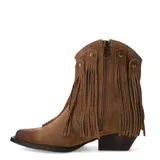 Botas de caña corta estilo western, confeccionadas en gamuza color marrón. Presentan flecos largos laterales, detalle de tachas metálicas en la parte superior y puntera ligeramente desgastada.