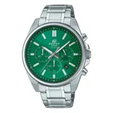 Reloj cronógrafo Casio Edifice con caja y pulsera de acero inoxidable plateado. Presenta una esfera de color verde con tres subesferas, marcadores de hora plateados y ventana de fecha. Cuenta con movimiento de cuarzo y resistencia al agua de 100 metros.