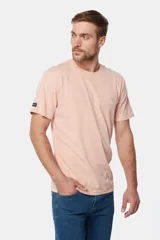 Remera color salmón de manga corta con cuello redondo y logo bordado en el pecho.