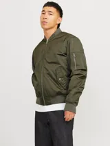 Campera bomber color verde oliva, con cuello estilo baseball, mangas largas con puños acanalados y cierre con cremallera. Tiene bolsillos al frente con botón y bolsillo en la manga.