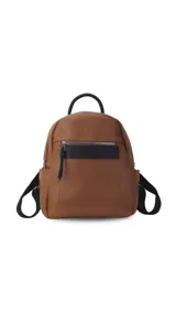 Mochila pequeña de símil cuero color negro, con bolsillo frontal con cierre, asa de mano y correas regulables.