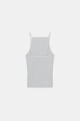 Top plateado de punto con cuello halter y tirantes finos.