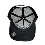 Gorra trucker Goorin Bros. color beige con paneles de malla y parche bordado de un perezoso con la palabra "Faded".
