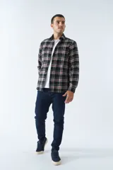 Camisa de viyela roja y azul marino a cuadros, corte slim, con logo bordado, bolsillos con botón y manga larga.