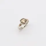 Anillo de plata 925 con apliques de oro 9k, con diseño de abeja en el centro.