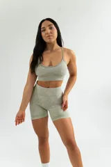 Top deportivo negro con efecto lavado, breteles finos y espalda deportiva.