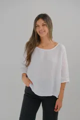 Blusa blanca de lino con mangas 3/4 y escote redondo amplio.