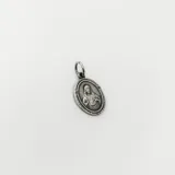 Dije ovalado de plata 925 con la imagen en relieve del Sagrado Corazón de Jesús.