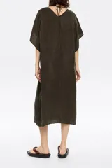 Vestido camisero midi negro con cuello en V, manga corta y abotonadura frontal.