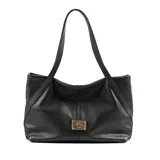 Bolso tipo tote de cuero negro con asas fijas, acceso con cierre y herrajes dorados. Interior forrado en algodón y poliéster con un bolsillo con cierre y dos abiertos.